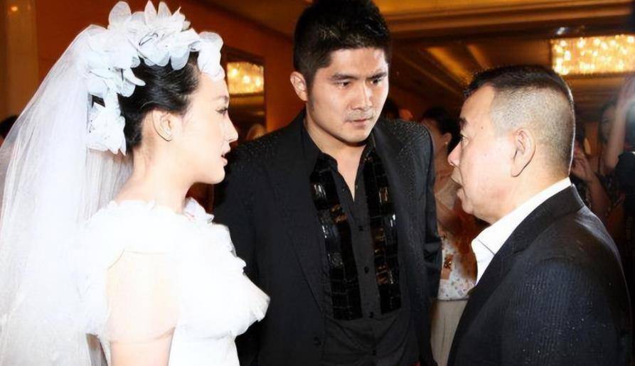 潘长江妻子近照很有钱,祖孙一起游泳太暖了,10岁孙子像爷爷_潘阳_杨云