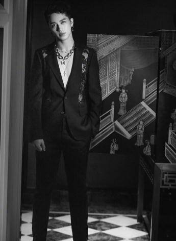 风尚大赏真有型,许魏洲镂空蕾丝套装尽显张扬_风格_造型_细节