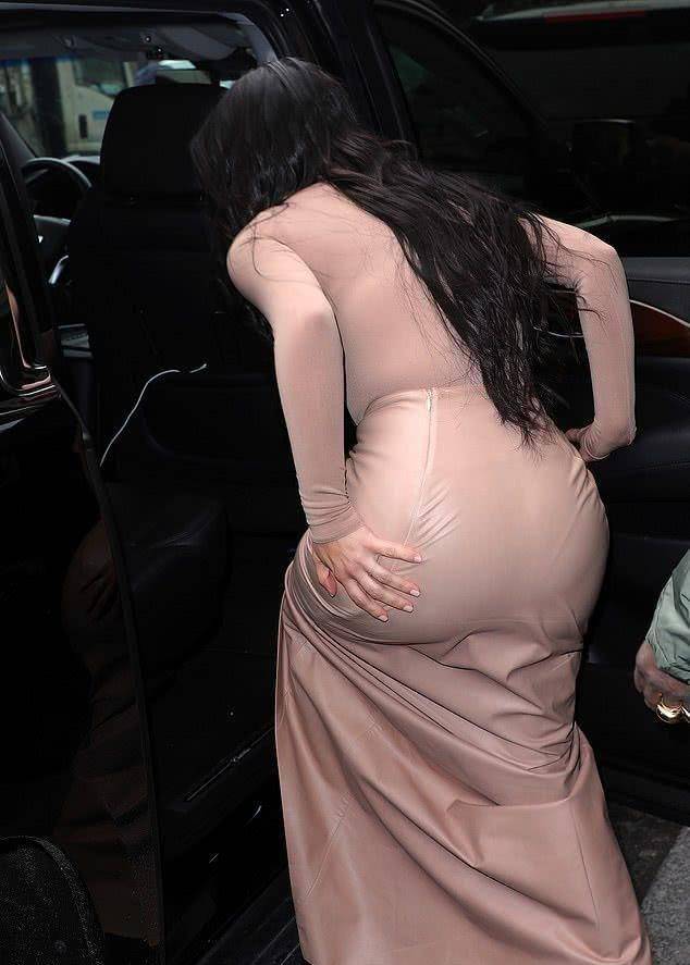 金卡戴珊和侃爷甜蜜出行,穿紧身衣秀优势,手放臀或因裙子裂了_穿着