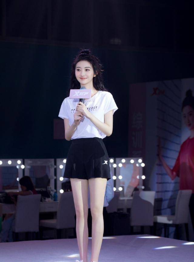 景甜最近成为了特步品牌的代言人,运动装也能