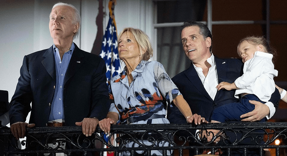 孙女娜奥米抱着3岁的小博,小博是拜登的二儿子的娃娃,拜登二儿子亨特