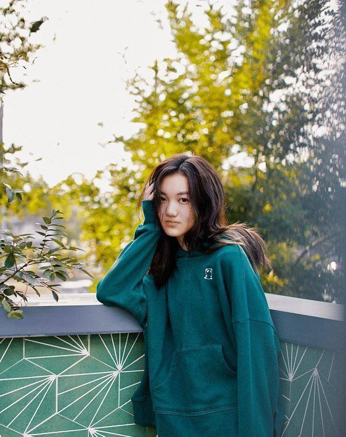 李嫣难得一见的模特写真,不惧高清镜头直拍,气质美得像年轻版王菲