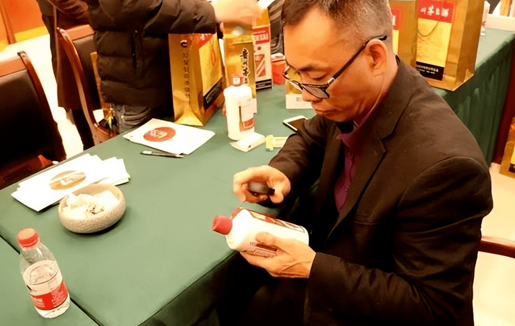 河北一大爷,在茅台酒瓶中灌二锅头,拿去让行家鉴定,结果如何?