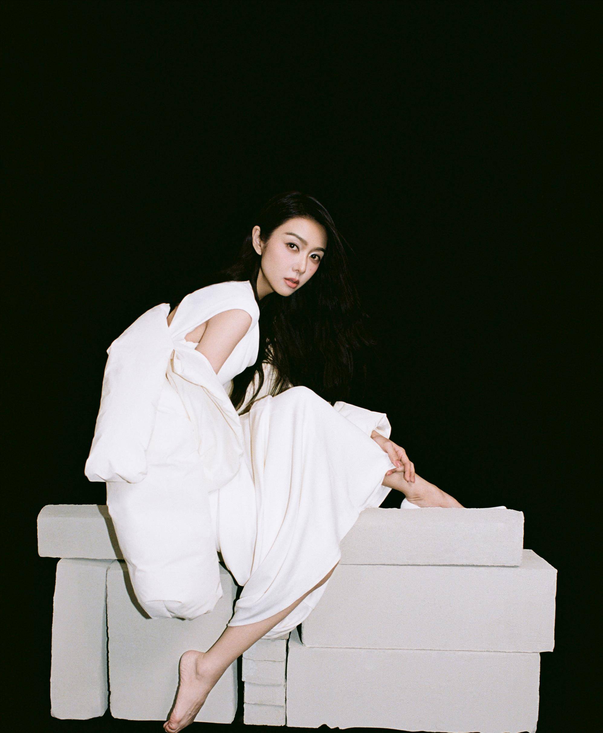 薛凯琪最新时尚写真曝光,光脚摆姿势大气十足_白色_裙子_女神