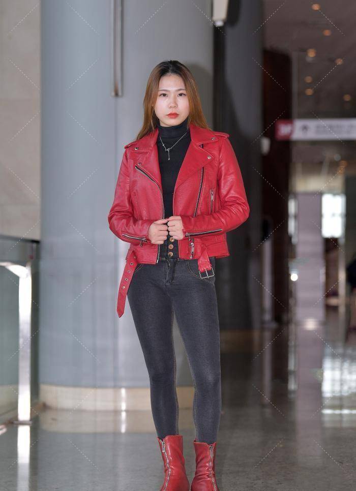红色皮衣配同色系长靴,热情奔放,精致独特_设计的_颜色_女孩子
