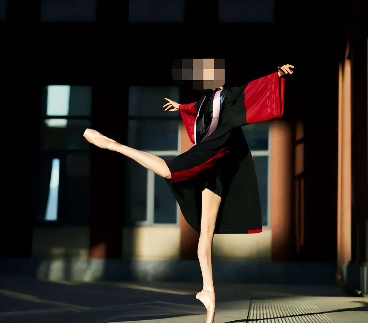 女博士摆出"高难度姿势"拍毕业照,一看专业就懂了_艺术_论文_能力