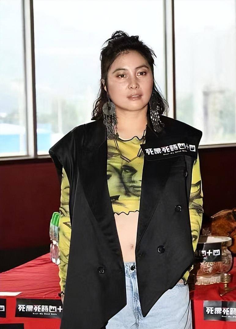 何超仪完全失去身材管理,独特造型让人看不懂,整个人毫无美感_风格