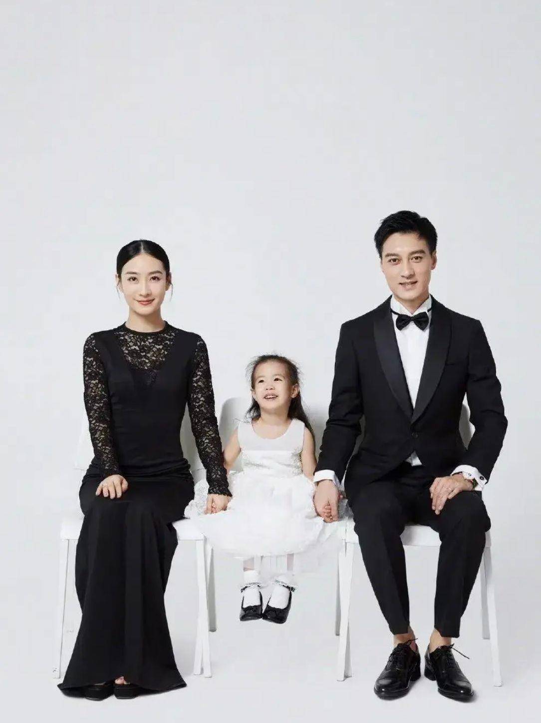"安陵容"一家三口拍写真,她和女儿穿蕾丝裙,老公穿西装颜值高_陶昕然