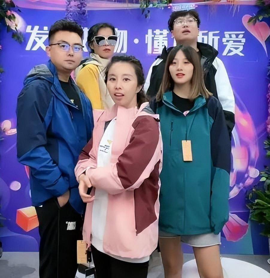 最近看到景甜的直播间人气大涨,全家人都凑了过来,姚薇经常在直播间吃