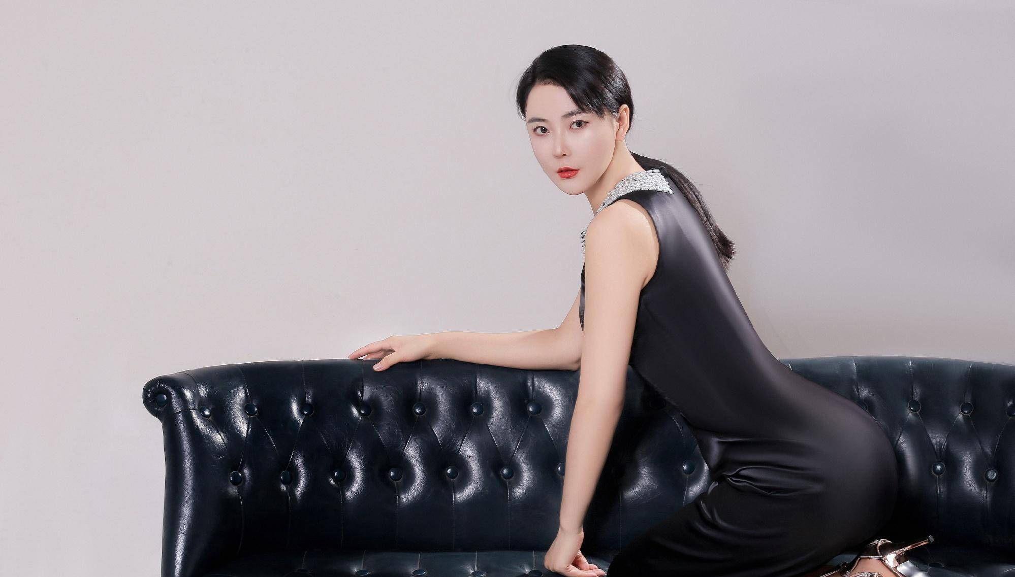 亚洲小姐冠军吴丹发布了两张穿搭图,一张优雅,一张青春活泼_黑色_中国