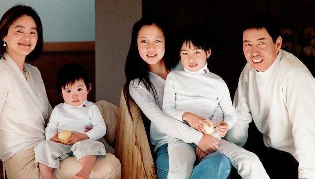 邢李源与模特张天爱有过一段婚礼,两人生下女儿邢嘉倩,由于性格原因