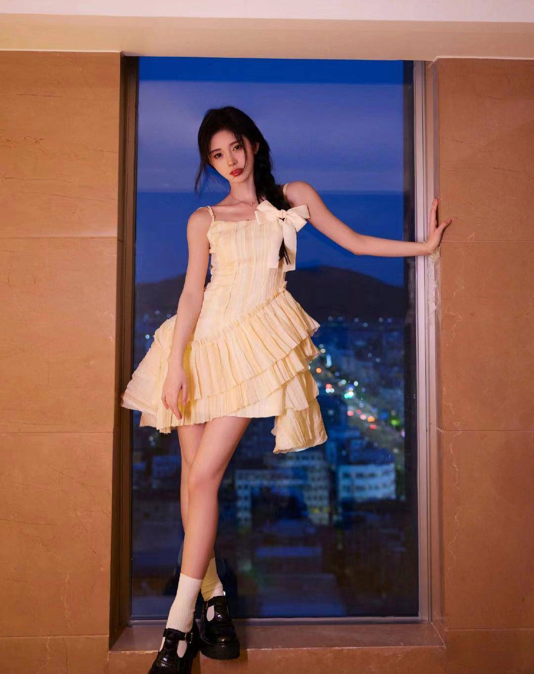 鞠婧祎出镜状态不错,身穿黄色吊带裙,扎着辫子秀出完美气质_鞠姐_事业