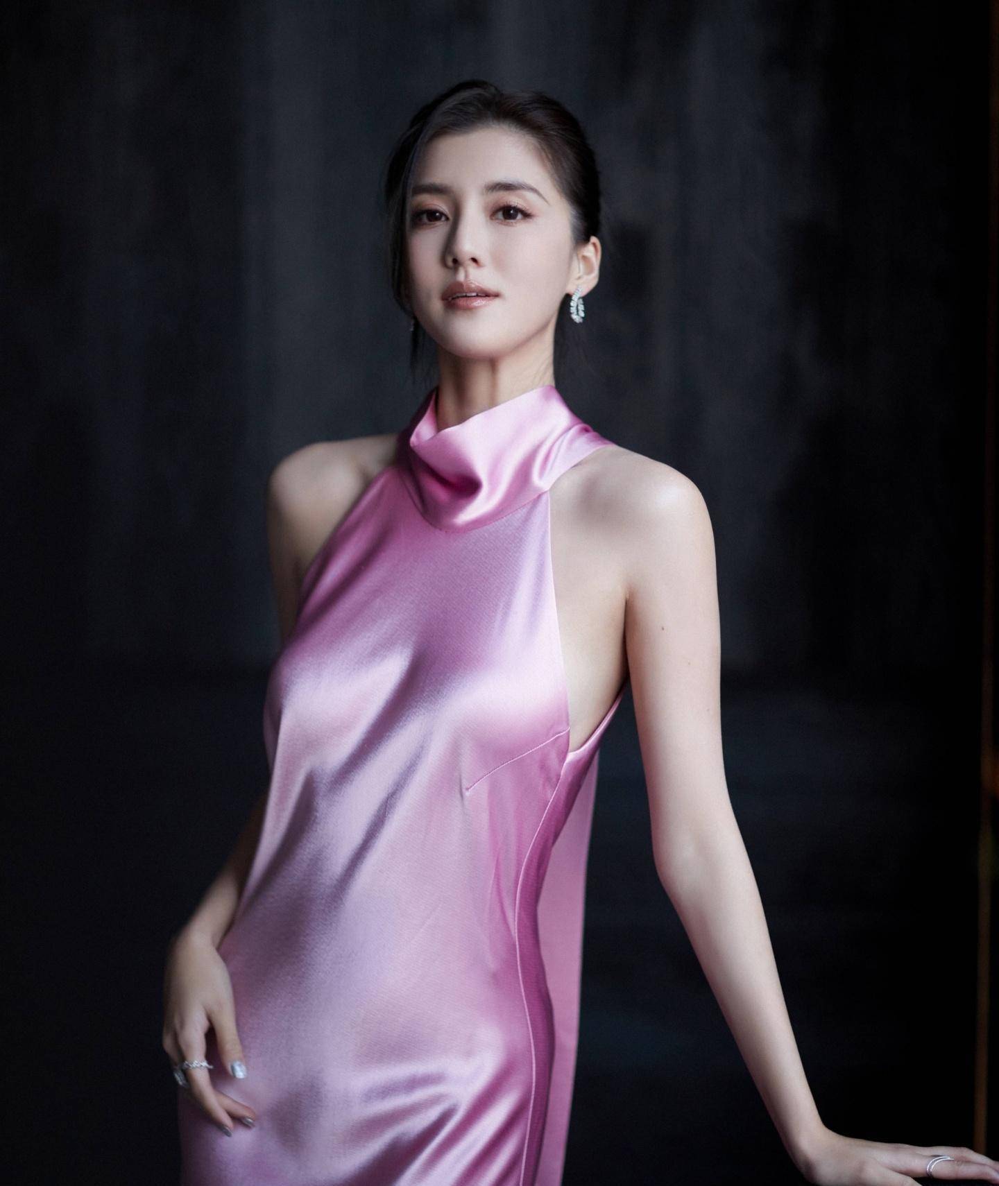 脚上漂亮的美甲让吴千语显得更加迷人.