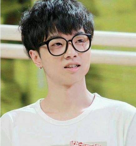 其实华晨宇是选秀出道的艺人,他的外形并不算是多好看的,可是当时选秀