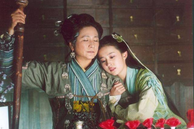 郑佩佩再次合作刘亦菲,倒退五十年,她也是盛世美颜啊!