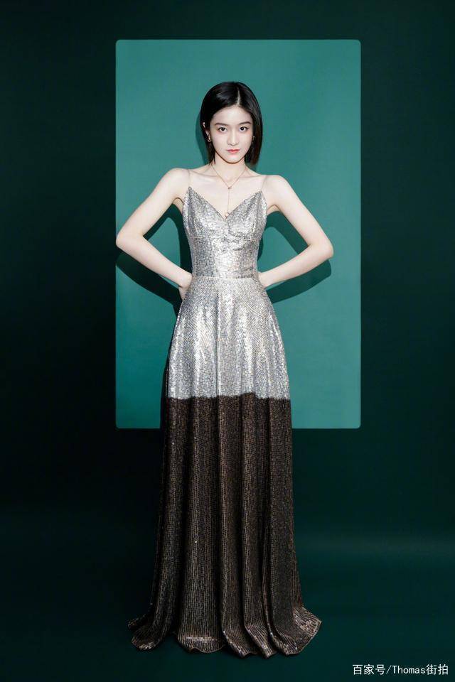 张雪迎亮相微博之夜,一袭银色亮片v领吊带裙,俏皮可爱简洁闪耀_时尚