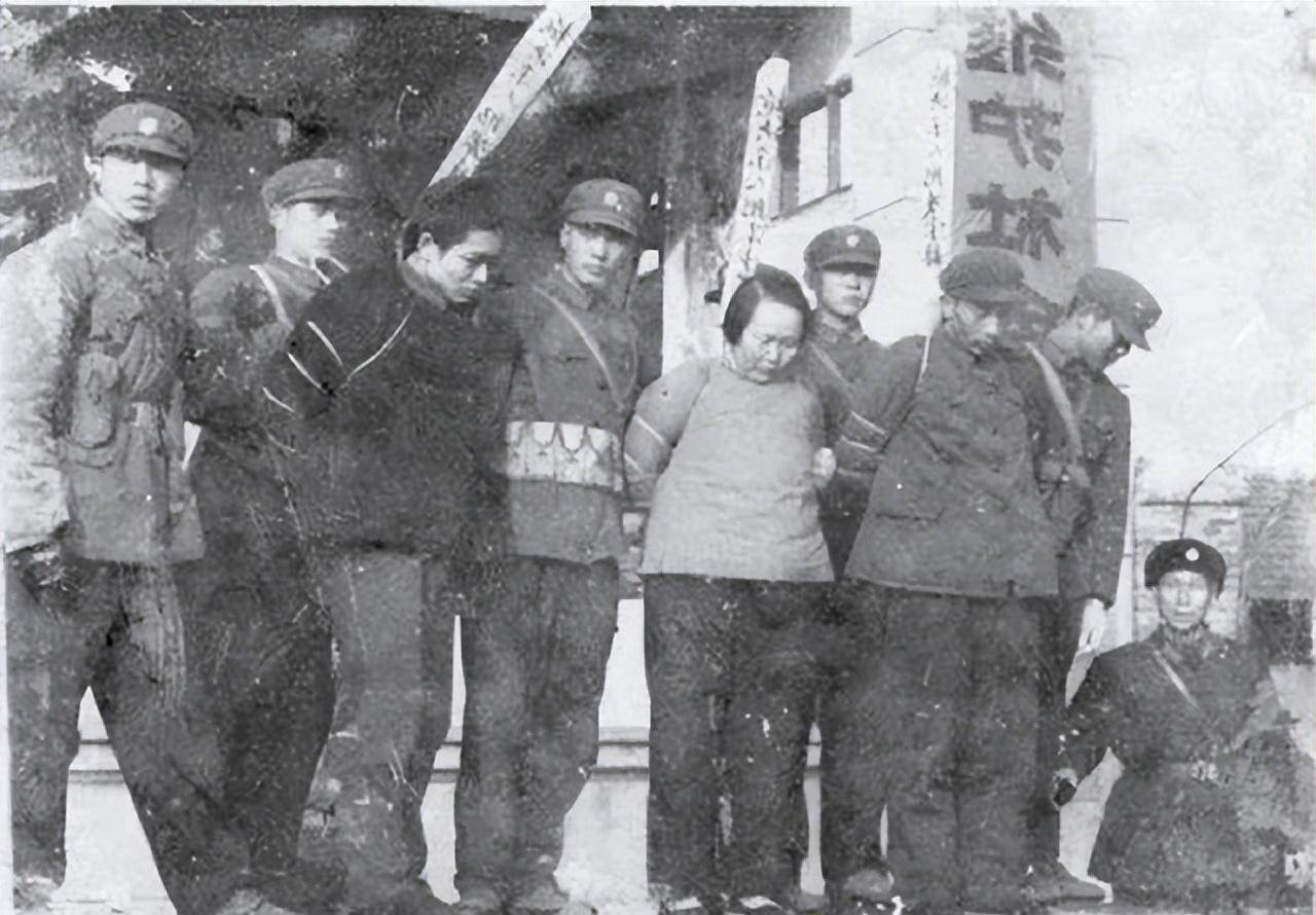 1988年妇女在山东称帝,自称武则天后人,创建大圣王朝,设立后宫_晁玉芬