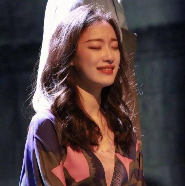 祝绪丹拍戏时是个能吃苦的主,不受宠是因没有同公司黄梦莹懂应酬_朱