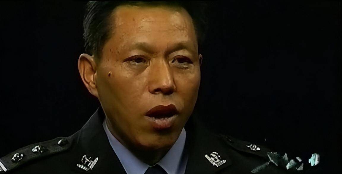 民警在杨俊的房间里,没有找到主机箱和可疑物品,他的嫌疑暂时消除,可