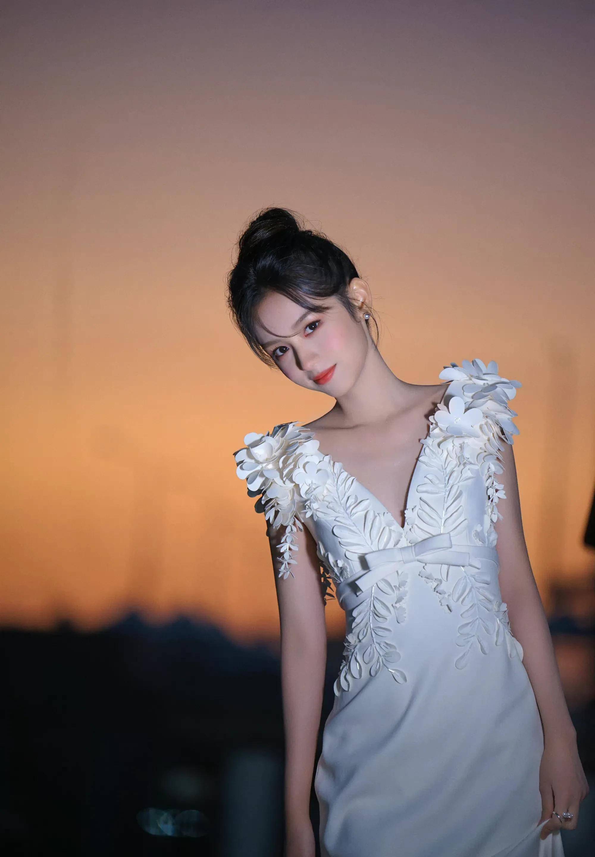 95小花颜知拍最美周也活动,活泼灵动美丽迷人_白色_品牌_锁骨