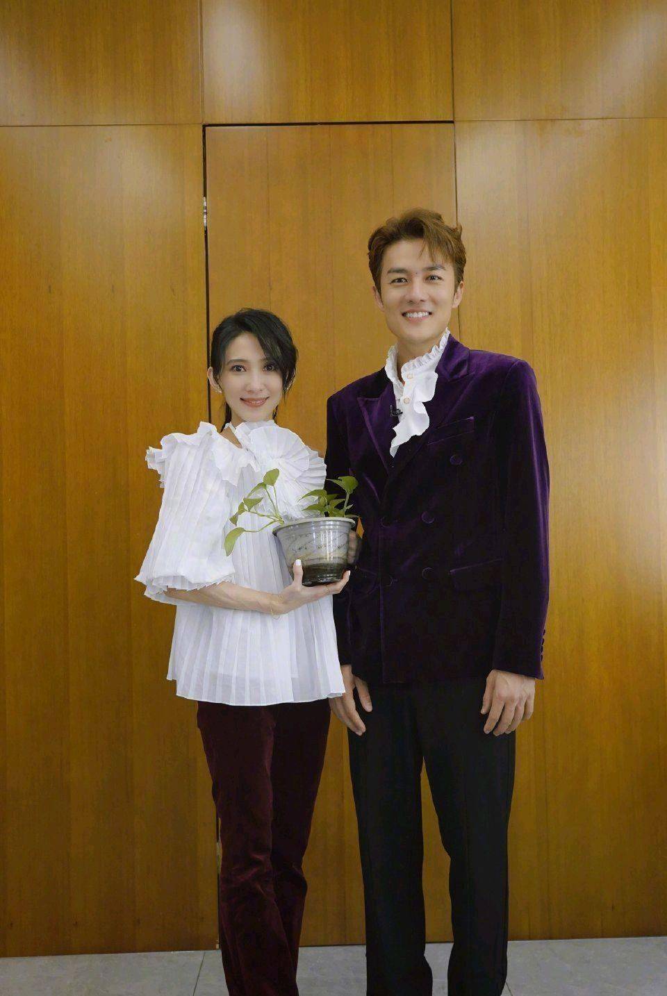 吴克群戴佩妮晒最新合照,两人身高差抢眼,44岁戴佩妮状态很不错_照片