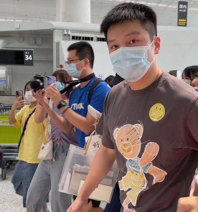 国乒四大主力齐聚全运村,樊振东刘诗雯受到迎接_比赛_全运会_许昕