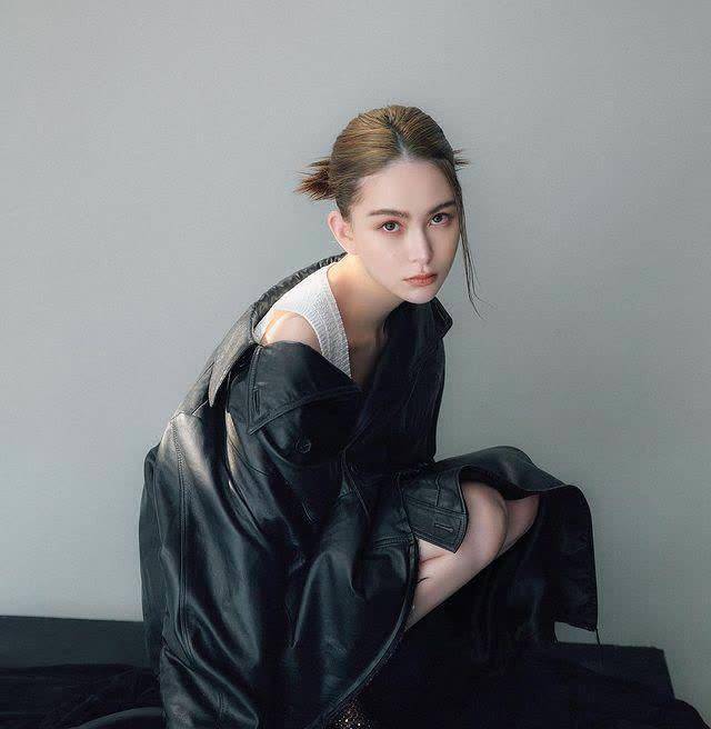 新专辑再传好消息,周杰伦深夜晒照,意外曝光昆凌钻戒十分抢镜_周董