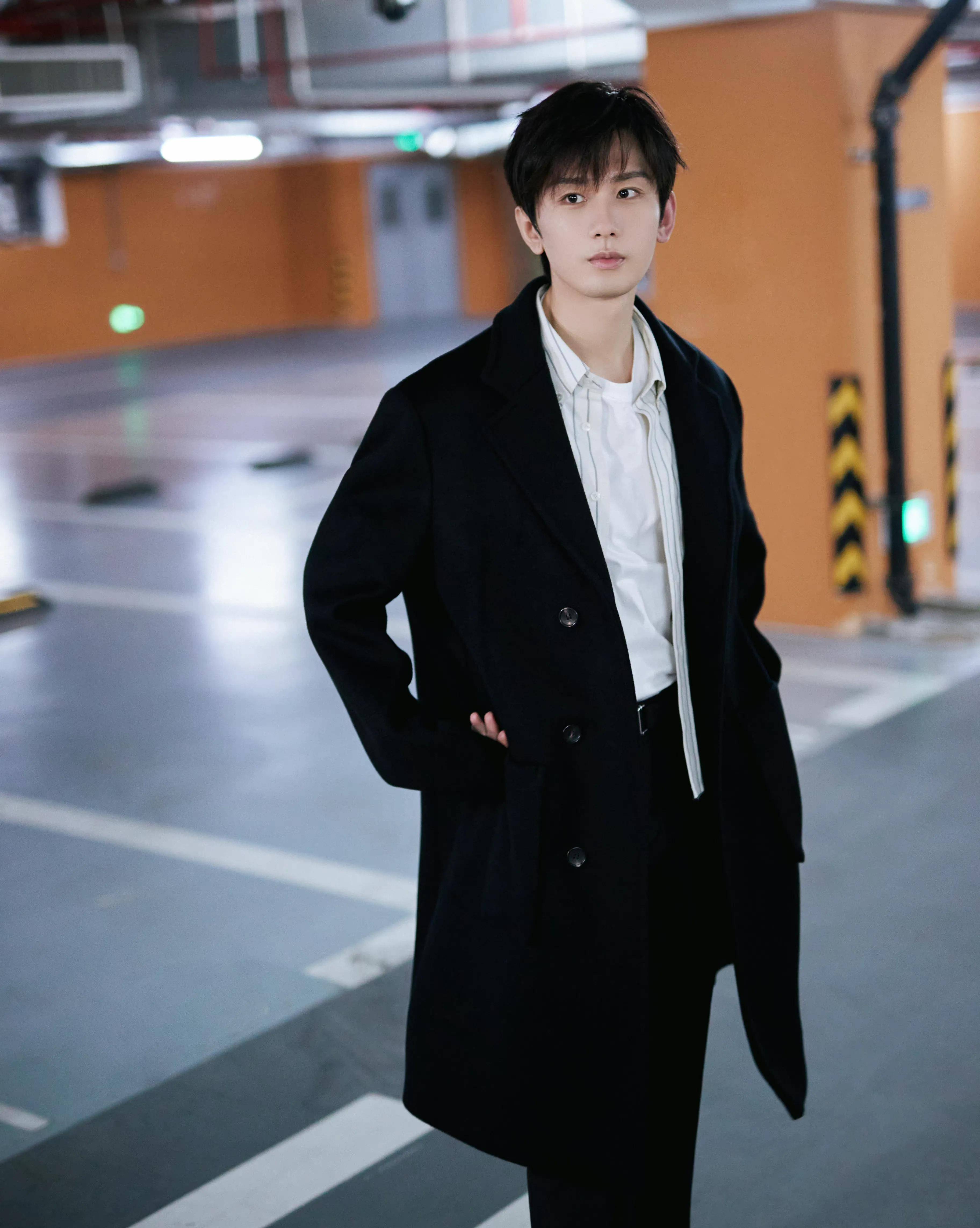 成毅抵达巴黎了,黑眼镜配大衣又酷又帅,机场人气爆棚_球迷_媒体_黑色