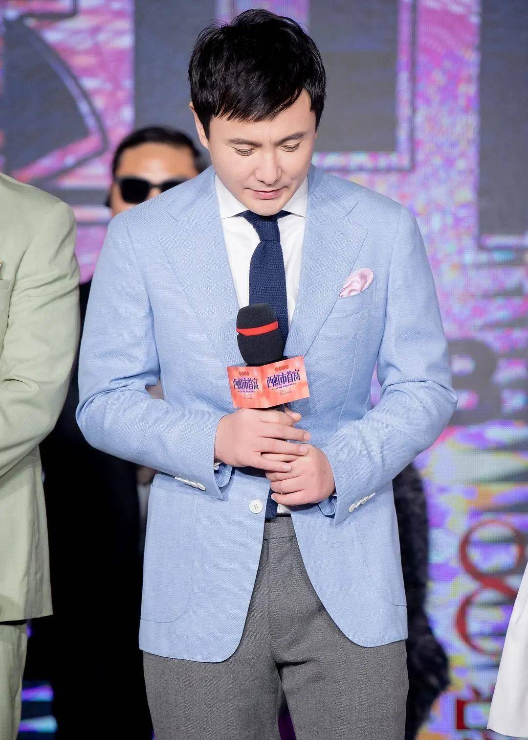 演员沈腾在车内违反交通规则,愁眉苦脸,急忙越线走非机动车道_韩庚