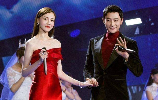 个人的手始终都是牵着的,和当初黄晓明和baby的恋爱模样没有什么不同