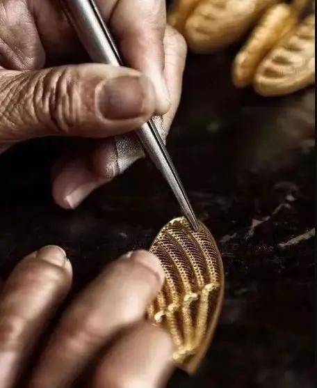 中国非遗传统工艺——花丝镶嵌,有多么震撼奢华?_饰品_传承_珠宝