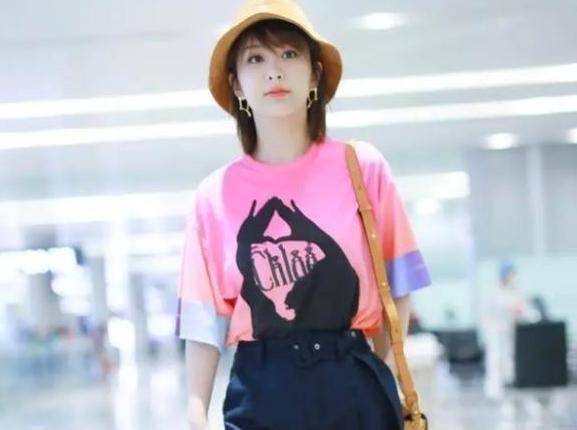 杨紫身穿粉色t恤,配黑色工装裤,真是少女感十足_衣服_时尚_裤子