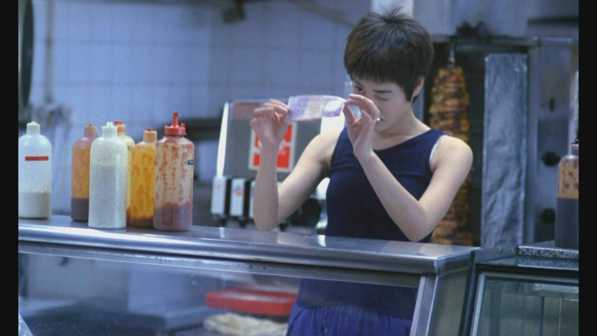 影像风格与视觉叙事:《重庆森林》中的摄影技巧与意象传达_王家卫