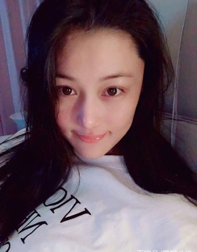 张馨予晒元宵节自拍,慵懒地躺在床上,粉丝忍不住直呼:该洗头了_何捷