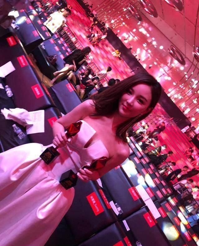 上压轴出场的是雪梨,生完宝宝才几个月,她就已经瘦回了怀孕之前的身材