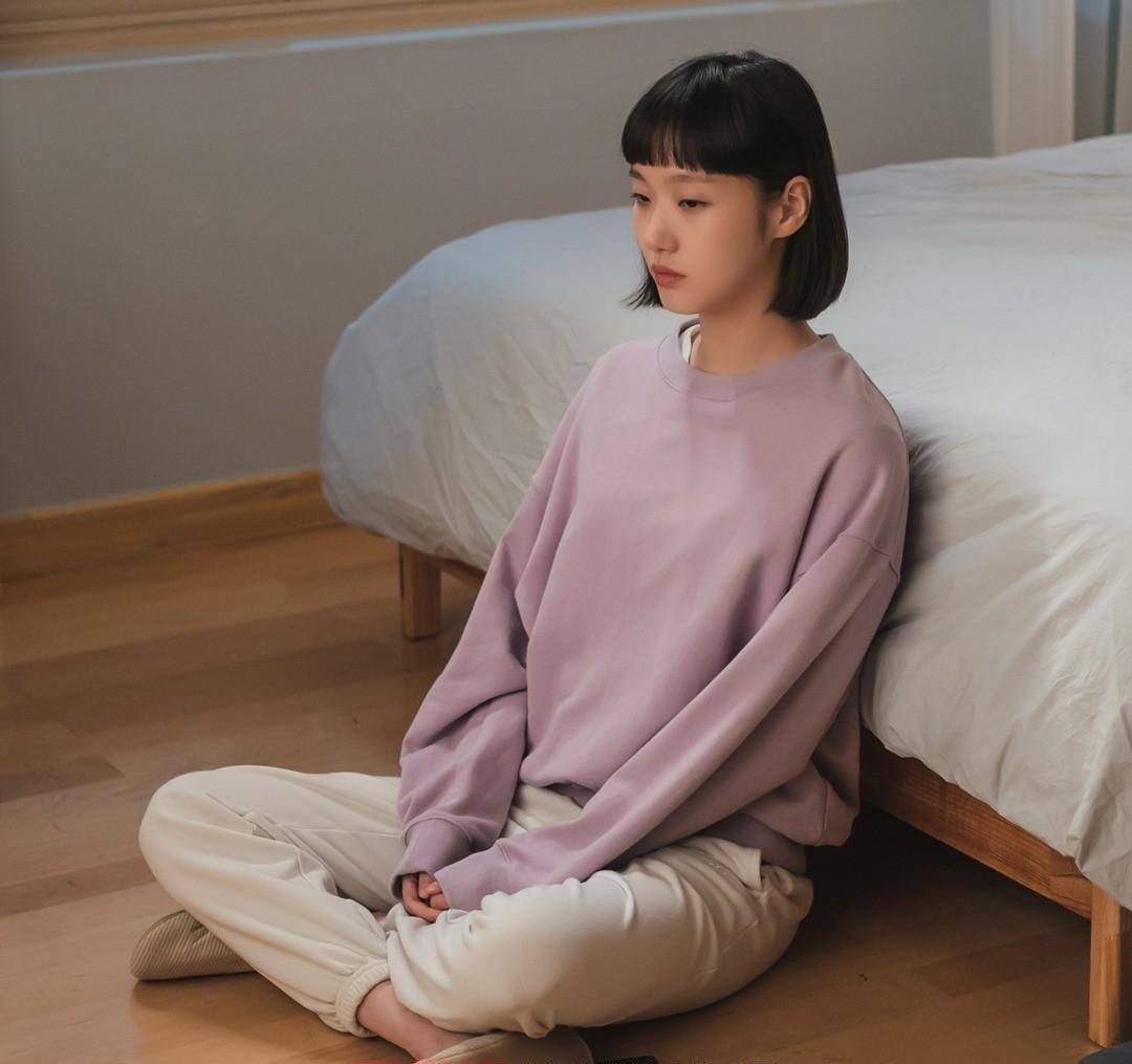 金高银现身巴黎高级时装周,身穿粉色chanel连身裤,太可爱了_刘海_风格