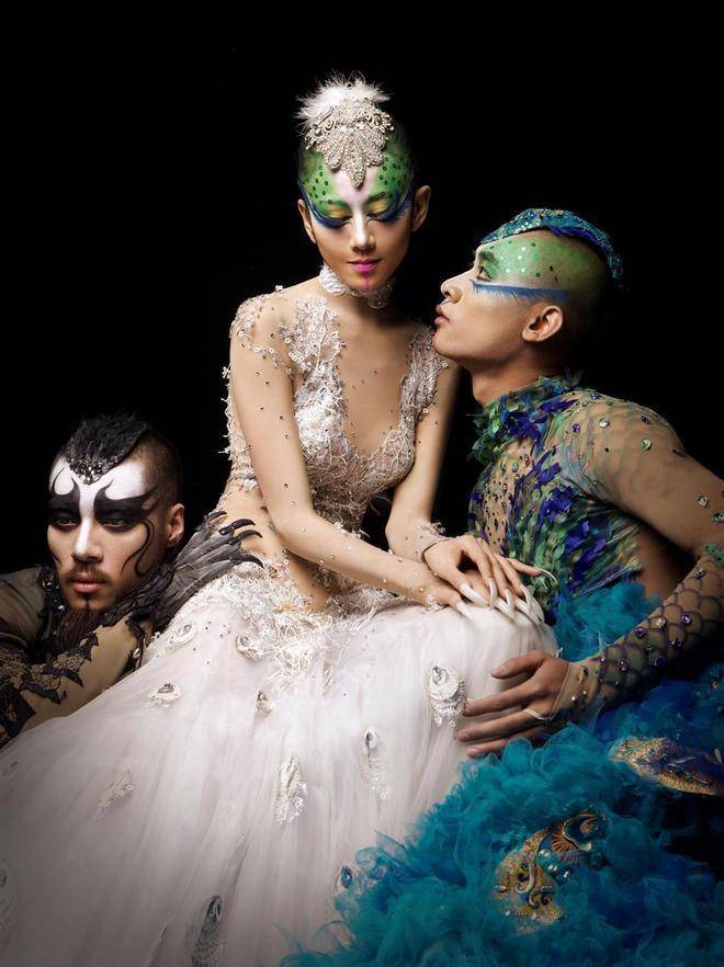 丽萍孔雀舞被指不雅,男舞者大胆近乎全裸,遭到大批网友抵制_艺术_照片