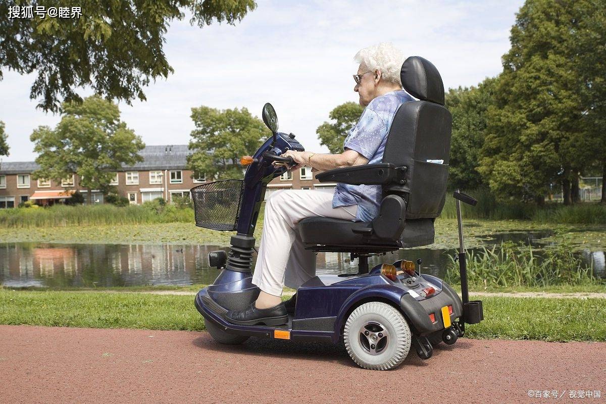 这届年轻人盯上了电动轮椅,时尚年轻人终究对电动轮椅下手了!