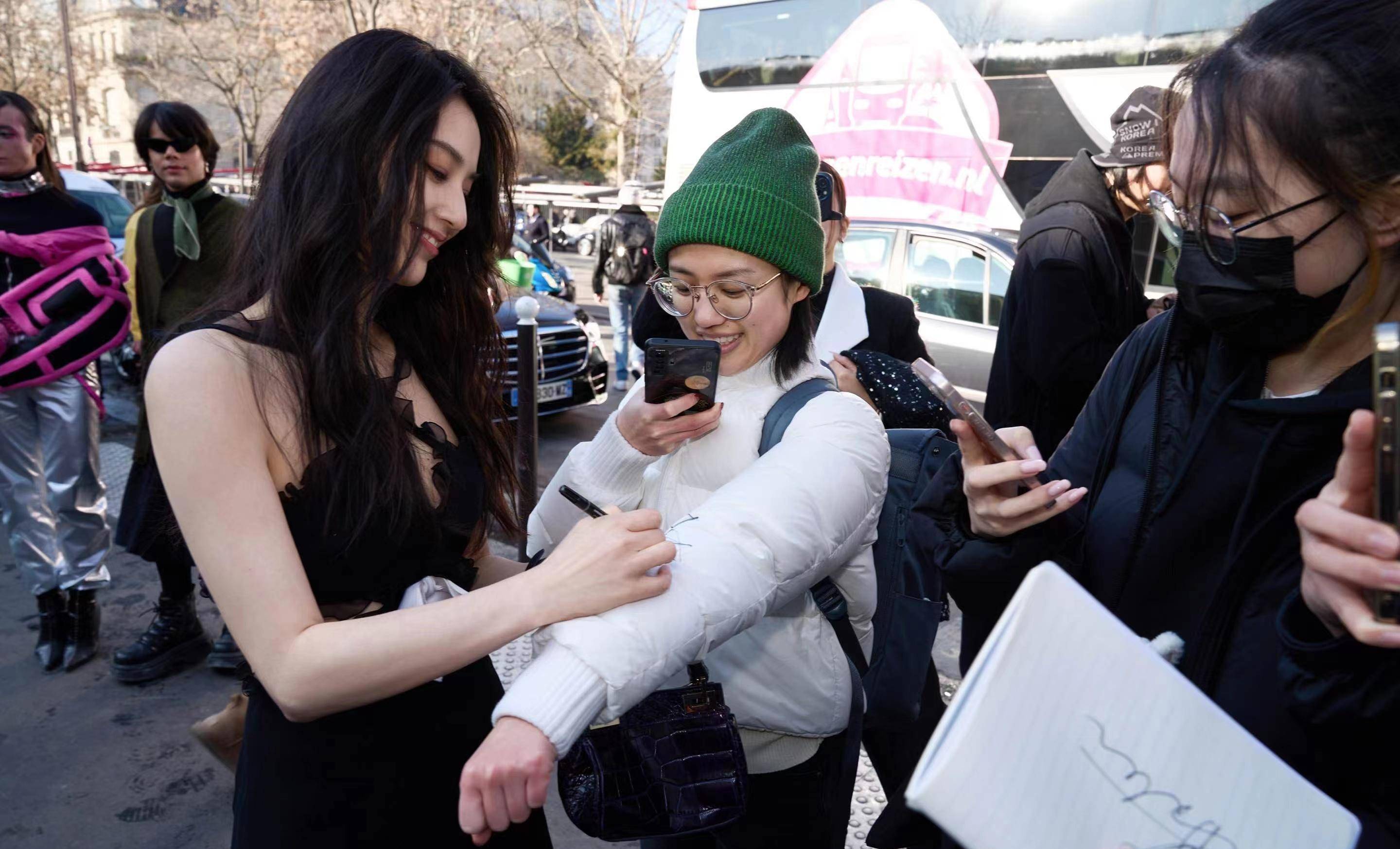 黄圣依身穿藏福堂天竺亮相巴黎时装周,弘扬中国传统文化_连衣裙_受访