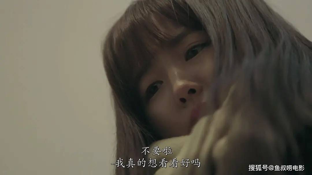 他们按照恋爱手册的步骤进行,第一天表白,第二天尝试牵手,第三天正式