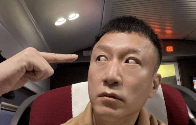 孙红雷一家三口同框,4岁女儿坐爸腿上东张西望,大眼睛萌态十足_王骏迪