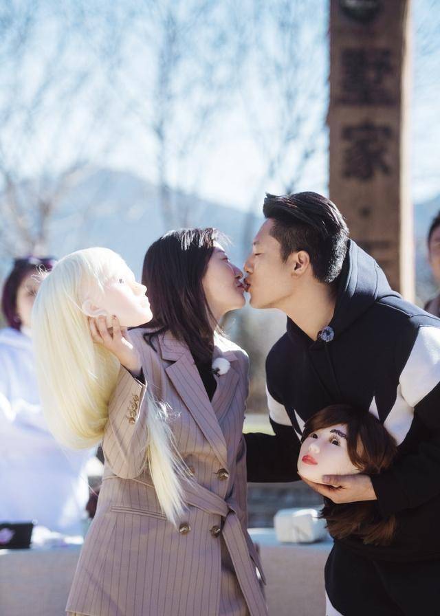 唐一菲可甜可咸,穿条纹西装掰手腕做得了女汉子,又能撒娇做娇娘