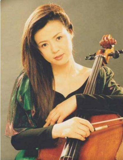 王刚的第三任女子,也就是现在的女子,名叫郑艳东,解放军艺术学院的