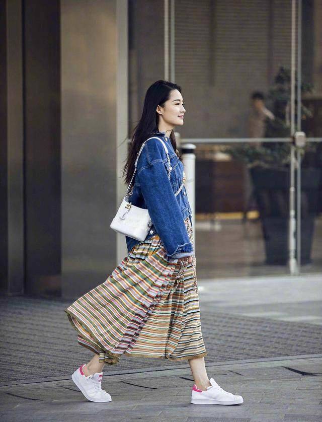 众星背售价2万多的新款香奈儿手袋比美,刘诗诗还没欧阳娜娜好看_外套