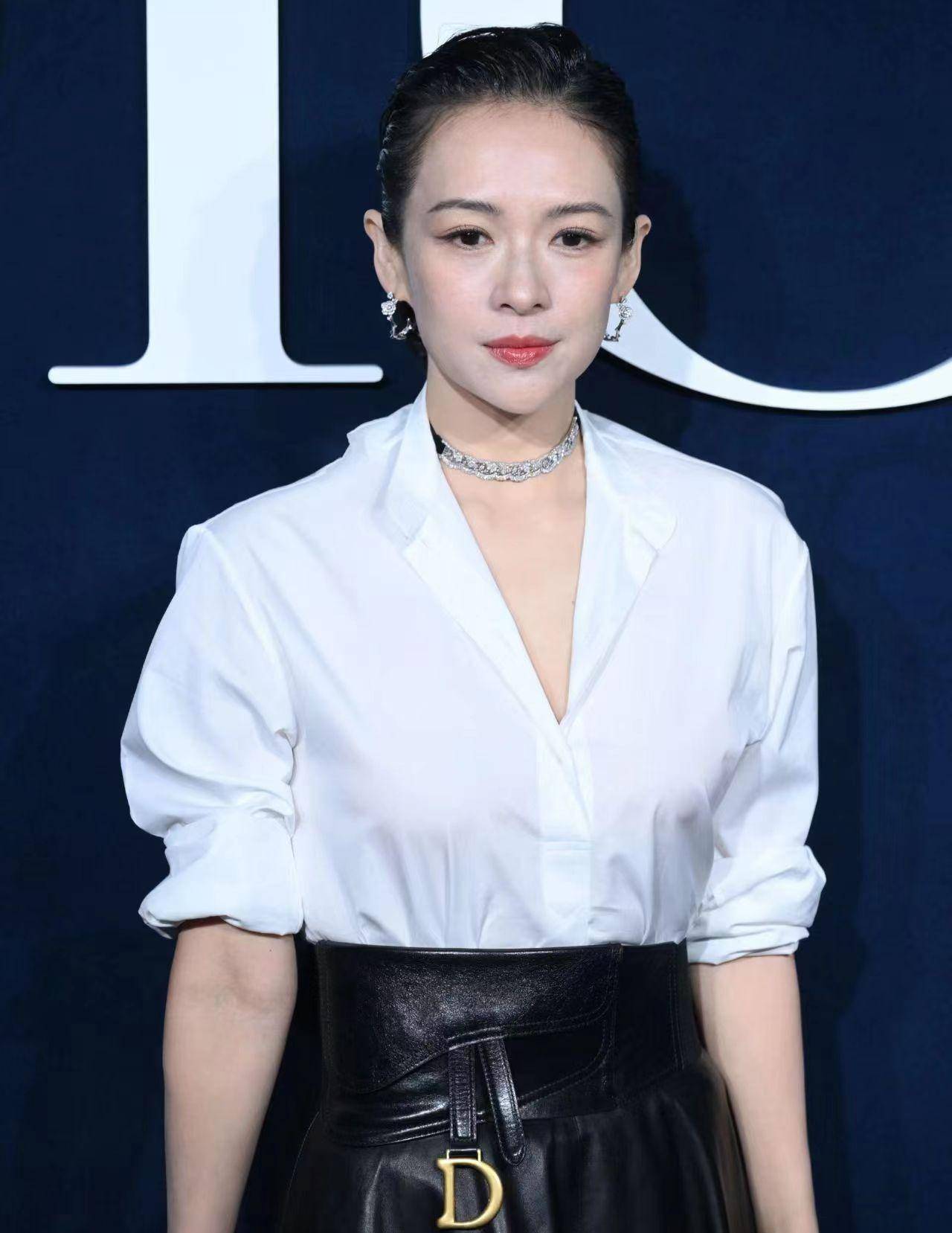 章子怡在巴黎时装周看秀,身穿白色衬衫搭配黑色皮裙,简约精致气质出众