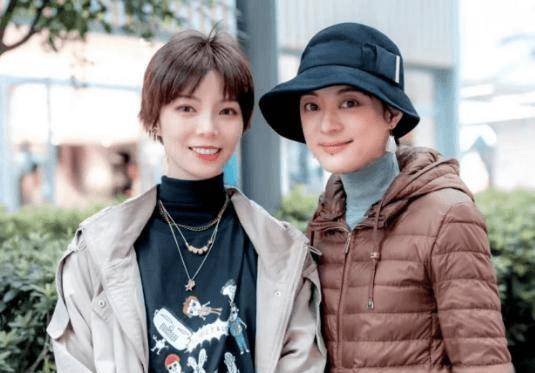 孙俪参加义卖活动,与工作人员合影笑容甜美,素颜出镜状态年轻_网友