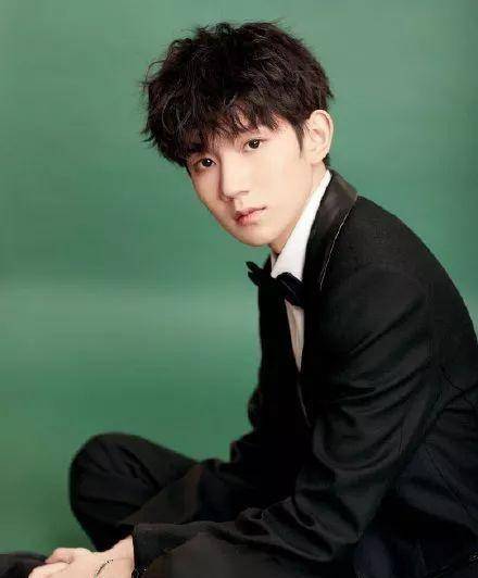 而现在王俊凯已经是一个满20周岁的翩翩公子了,王源和易烊千玺今年的