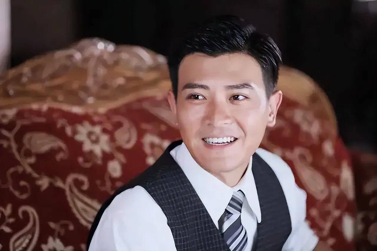 14岁那年,他被《小鬼鲁智胜》的剧组看中,随即出演了剧中的"贾里"一角