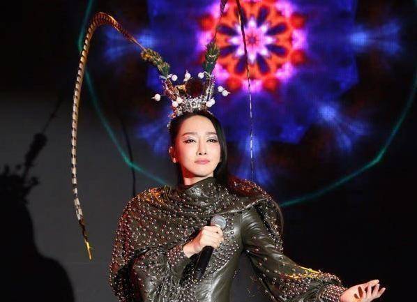 有种"整容"叫萨顶顶卸妆,神婆秒变玉女,网友:早这样早就红了_因为_穿