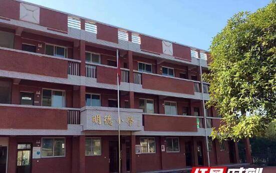 如今的山下小学,有了宽敞明亮的教室,干净卫生的食堂,整洁漂亮的图书